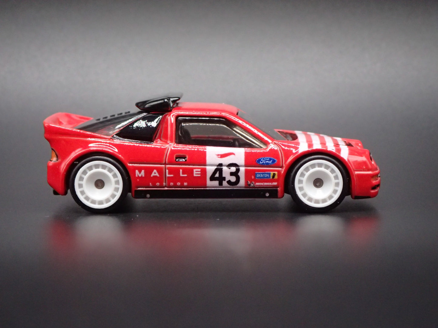 1984-1986 FORD RS200 RACE CAR RED 1:64 SCALE DIORAMA DIECAST MODEL CAR