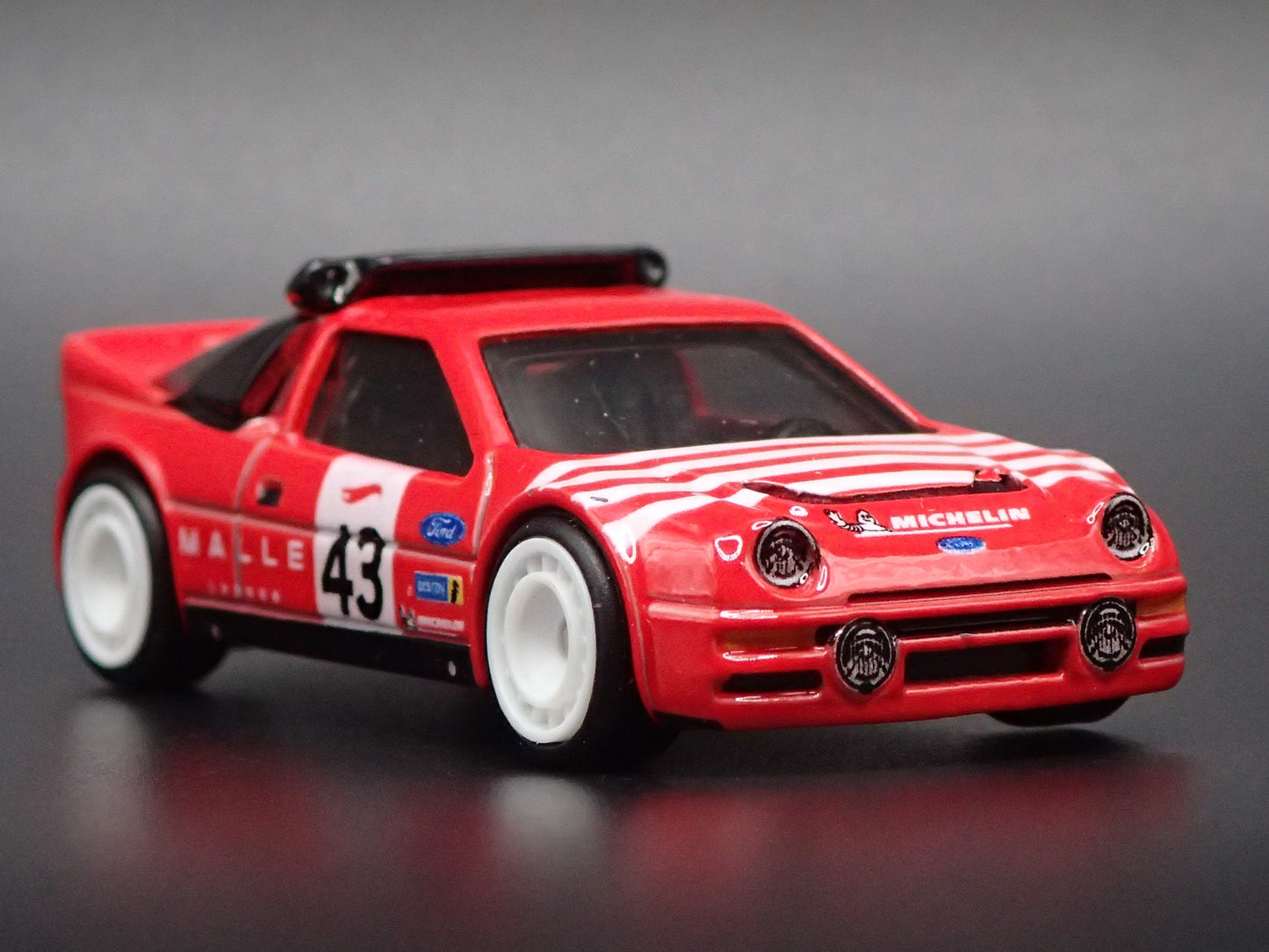 1984-1986 FORD RS200 RACE CAR RED 1:64 SCALE DIORAMA DIECAST MODEL CAR