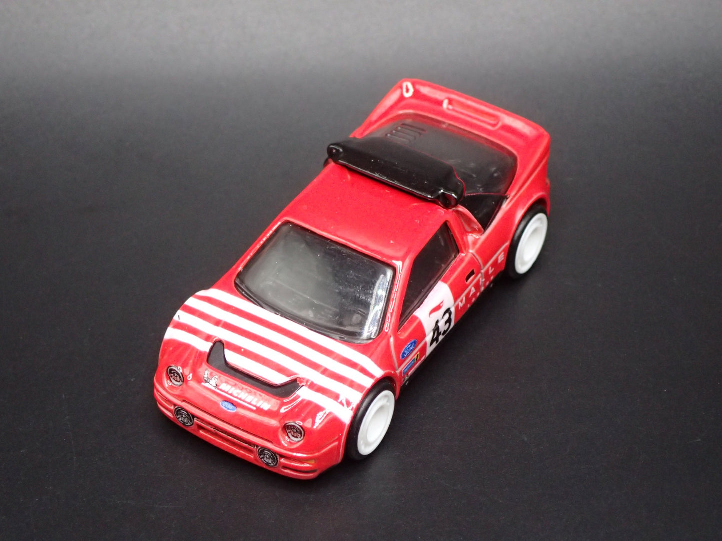 1984-1986 FORD RS200 RACE CAR RED 1:64 SCALE DIORAMA DIECAST MODEL CAR