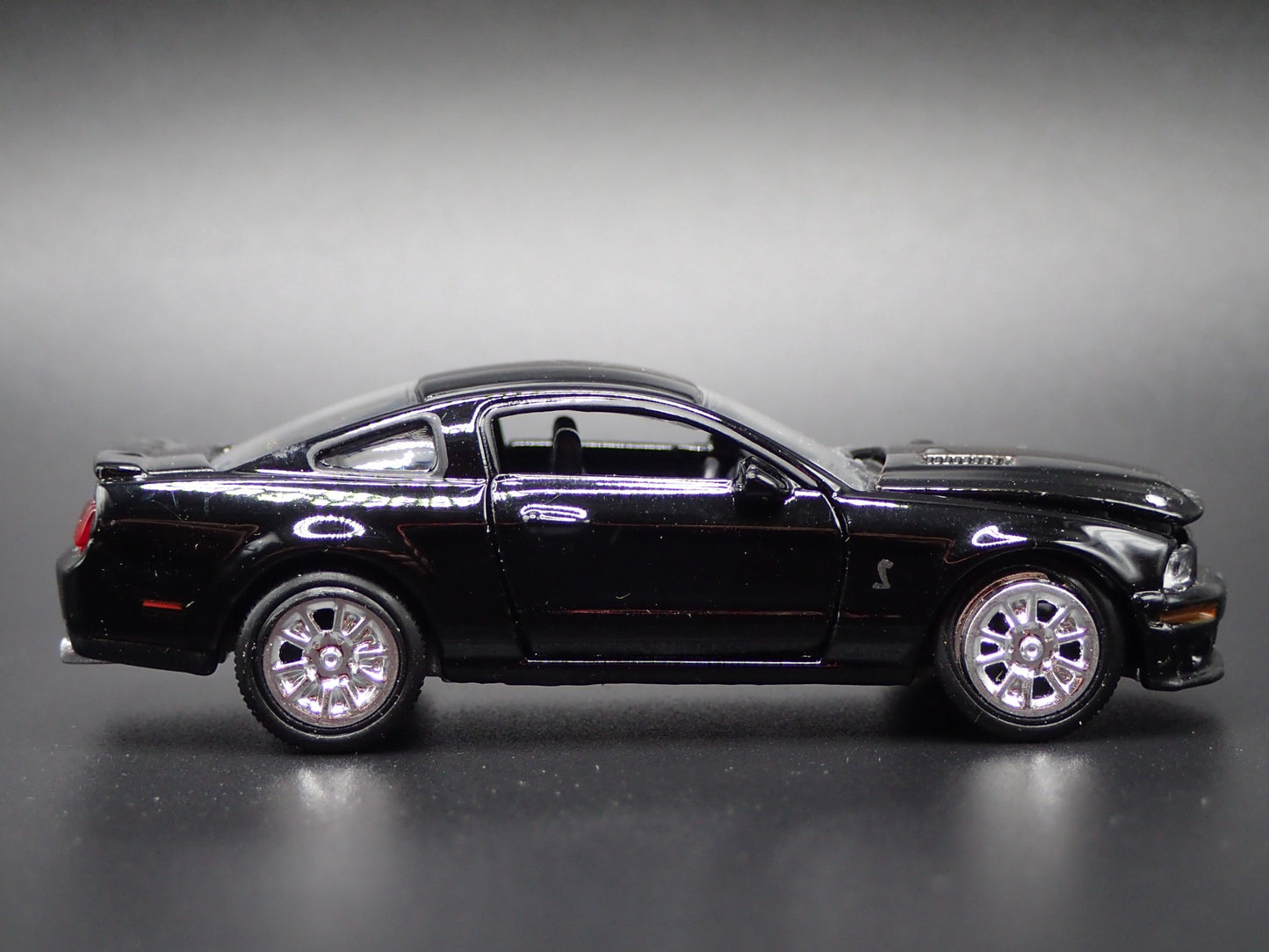 2008 FORD MUSTANG SHELBY GT500KR BLACK RARE 1:64 SCALE DIORAMA DIECAST MODEL CAR