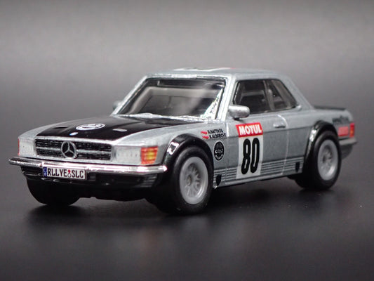 1971-1989 MERCEDES-BENZ 500 SLC RALLYE 1:64 SCALE DIORAMA DIECAST MODEL CAR