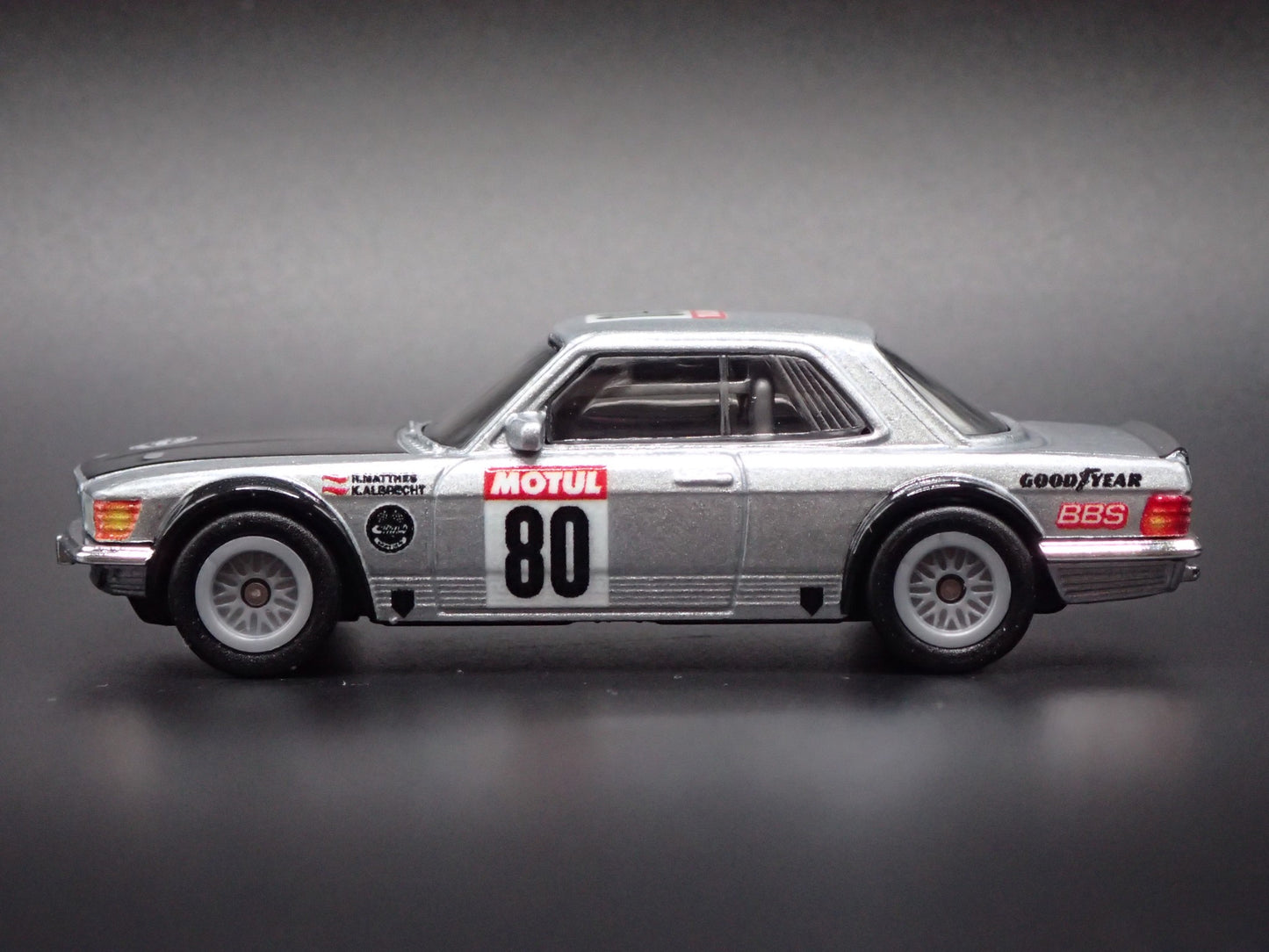 1971-1989 MERCEDES-BENZ 500 SLC RALLYE 1:64 SCALE DIORAMA DIECAST MODEL CAR