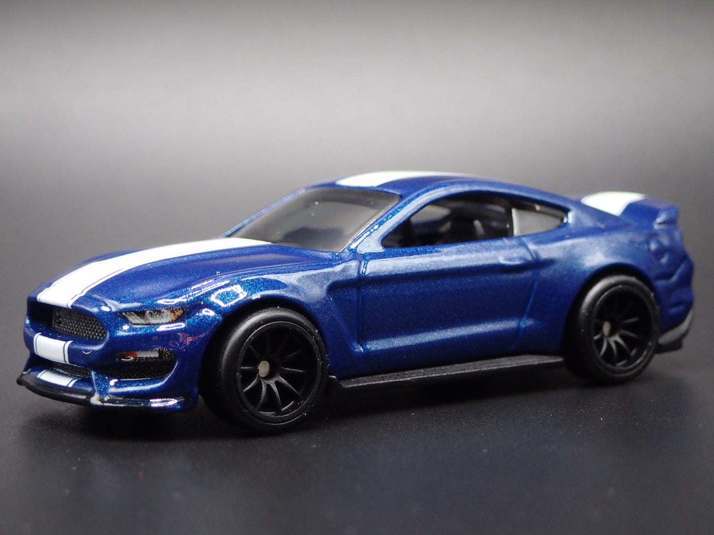 2015-2017 FORD MUSTANG SHELBY GT350R BLUE 1:64 SCALE DIORAMA DIECAST MODEL CAR