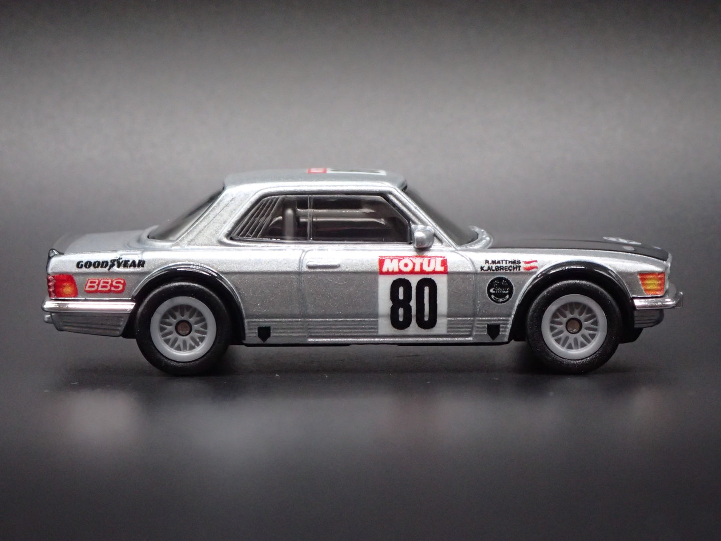 1971-1989 MERCEDES-BENZ 500 SLC RALLYE 1:64 SCALE DIORAMA DIECAST MODEL CAR