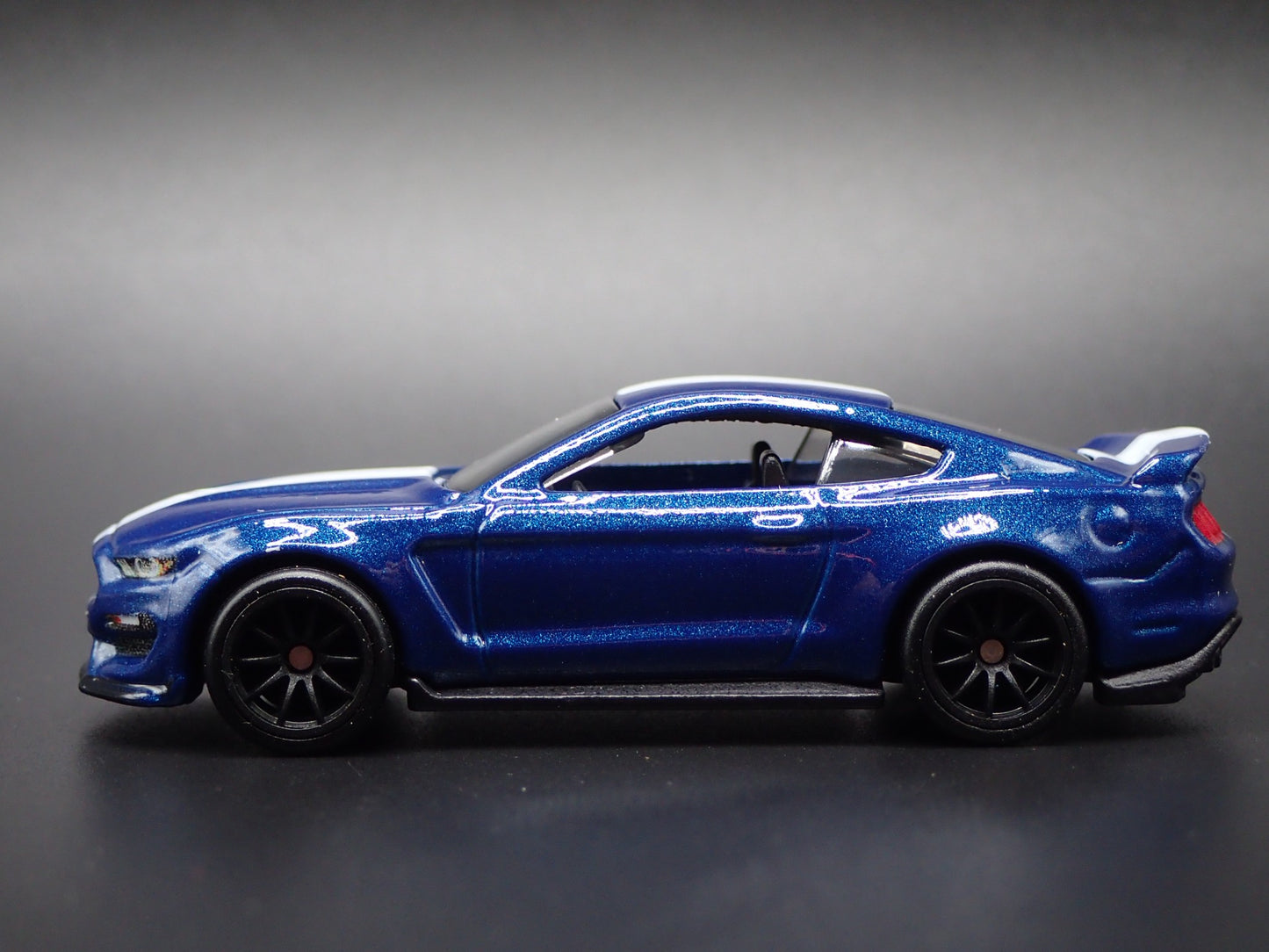 2015-2017 FORD MUSTANG SHELBY GT350R BLUE 1:64 SCALE DIORAMA DIECAST MODEL CAR