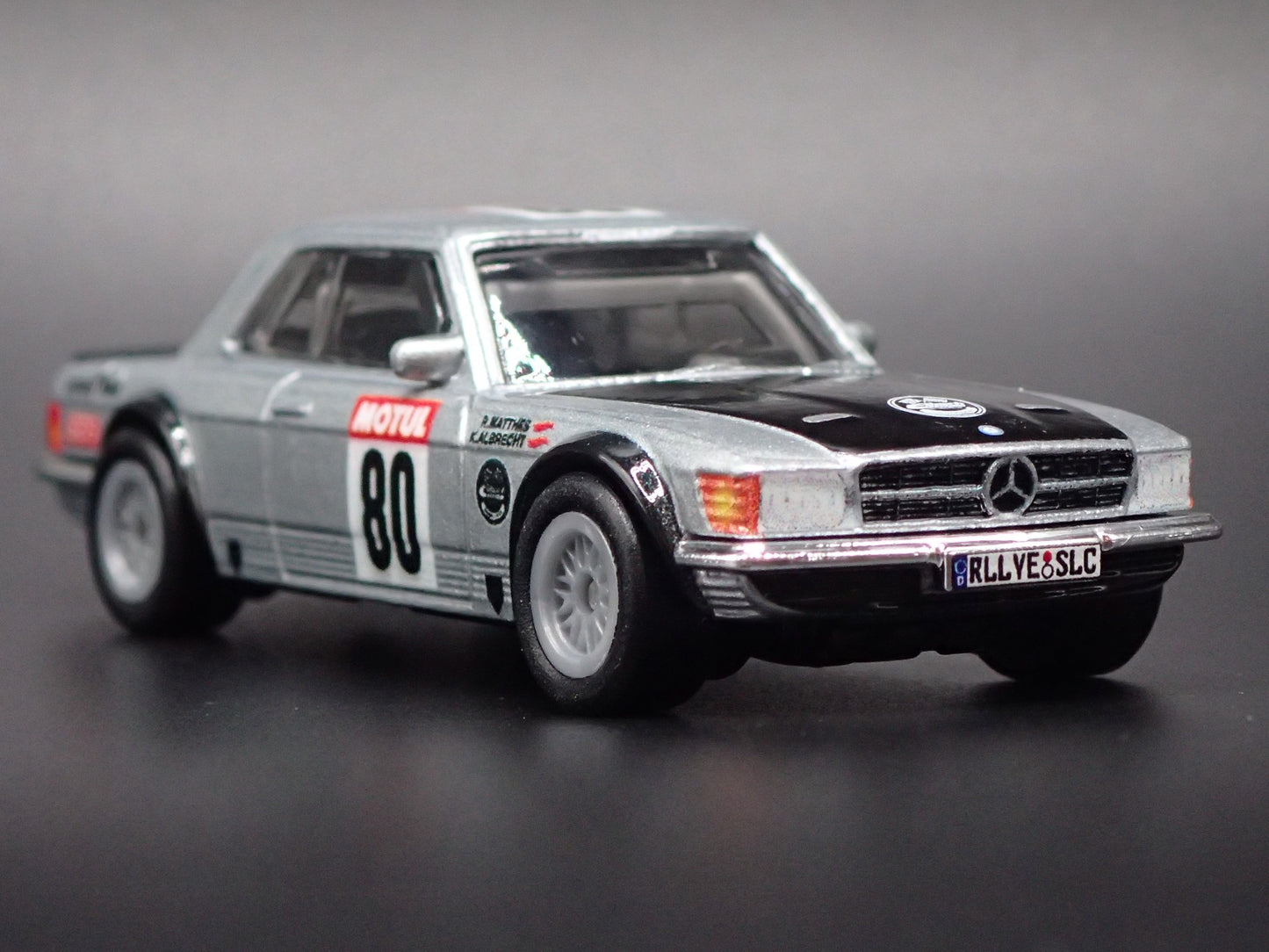 1971-1989 MERCEDES-BENZ 500 SLC RALLYE 1:64 SCALE DIORAMA DIECAST MODEL CAR