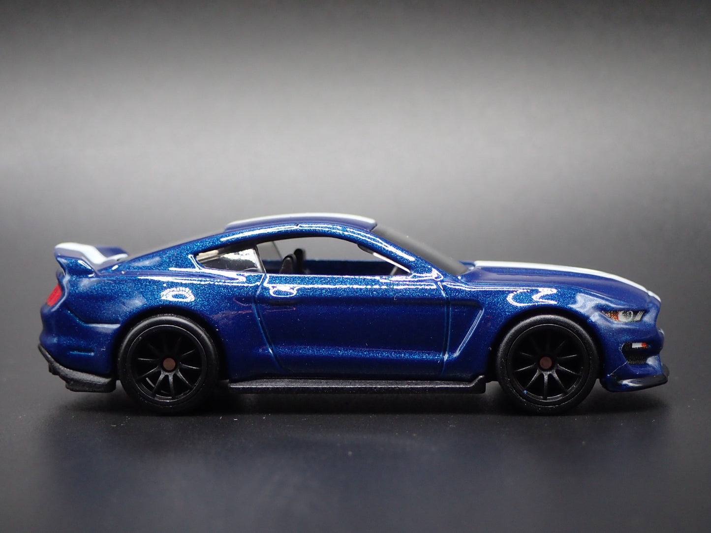 2015-2017 FORD MUSTANG SHELBY GT350R BLUE 1:64 SCALE DIORAMA DIECAST MODEL CAR