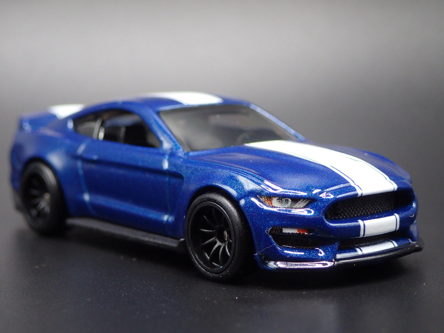 2015-2017 FORD MUSTANG SHELBY GT350R BLUE 1:64 SCALE DIORAMA DIECAST MODEL CAR