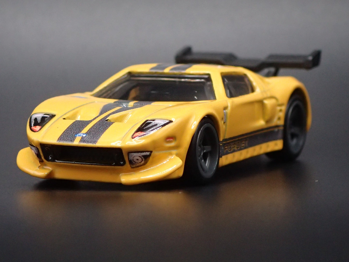 2005-2006 FORD GT YELLOW 1:64 SCALE COLLECTIBLE DIORAMA DIECAST MODEL CAR