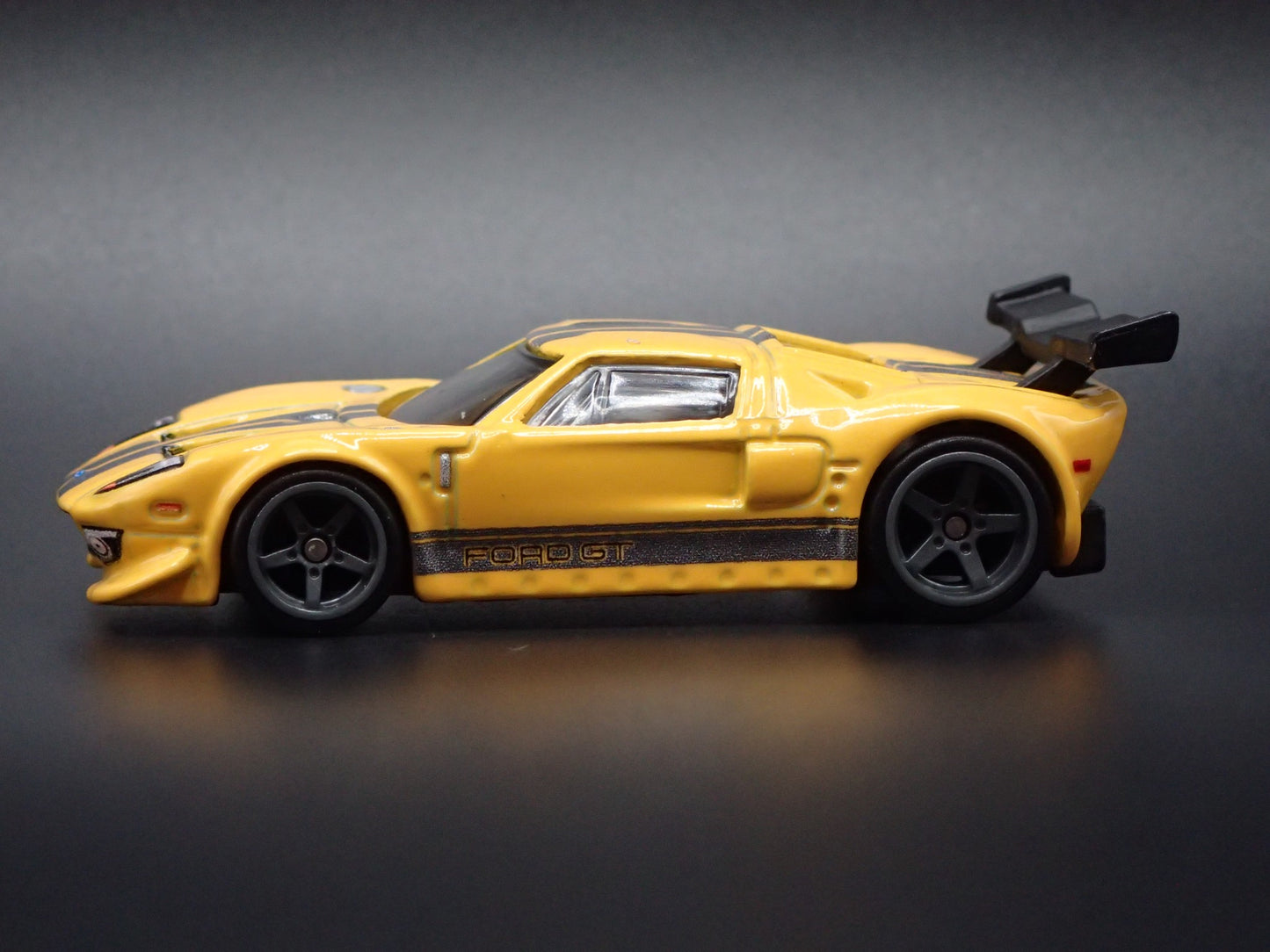 2005-2006 FORD GT YELLOW 1:64 SCALE COLLECTIBLE DIORAMA DIECAST MODEL CAR