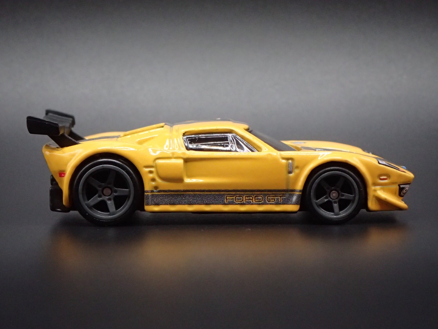 2005-2006 FORD GT YELLOW 1:64 SCALE COLLECTIBLE DIORAMA DIECAST MODEL CAR
