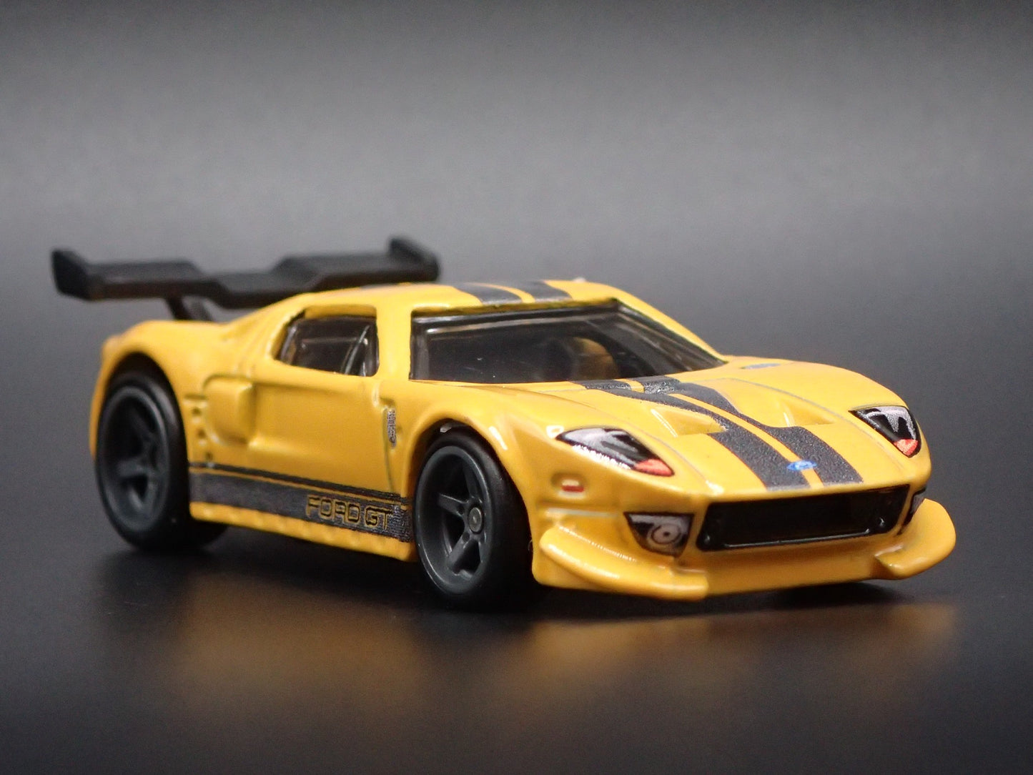 2005-2006 FORD GT YELLOW 1:64 SCALE COLLECTIBLE DIORAMA DIECAST MODEL CAR