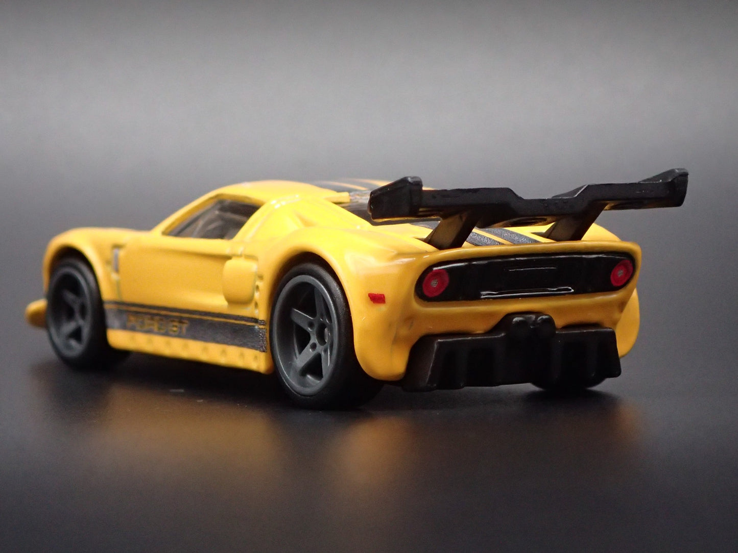 2005-2006 FORD GT YELLOW 1:64 SCALE COLLECTIBLE DIORAMA DIECAST MODEL CAR