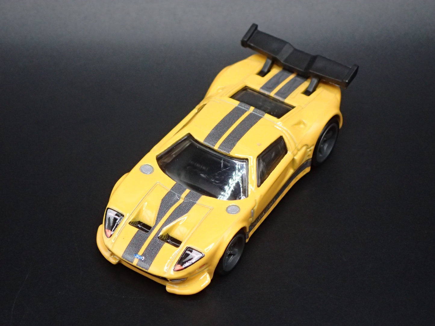 2005-2006 FORD GT YELLOW 1:64 SCALE COLLECTIBLE DIORAMA DIECAST MODEL CAR