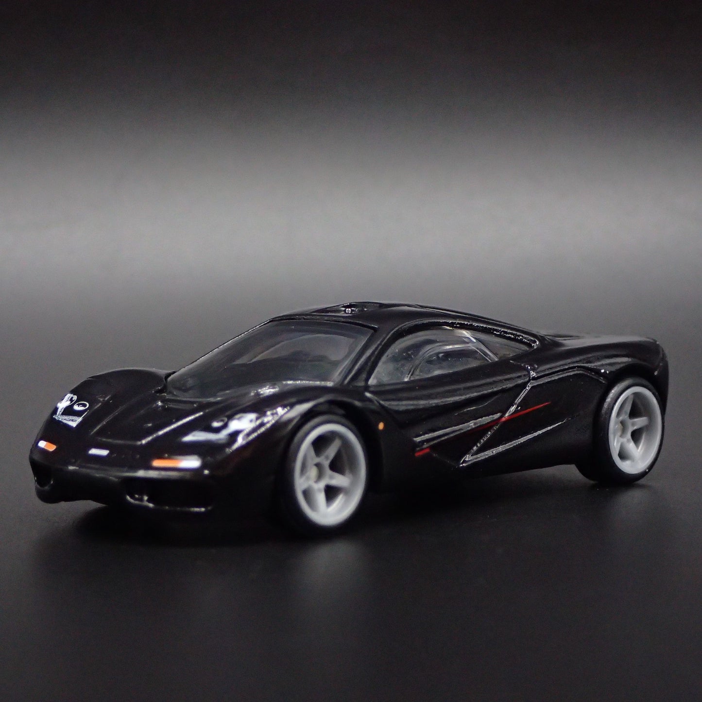 1992-1998 MCLAREN F1 SUPER CAR 1:64 SCALE COLLECTIBLE DIORAMA DIECAST MODEL CAR
