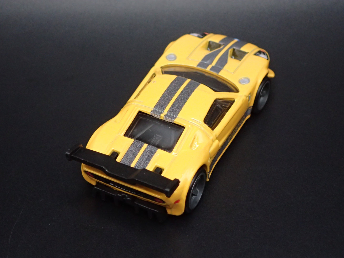 2005-2006 FORD GT YELLOW 1:64 SCALE COLLECTIBLE DIORAMA DIECAST MODEL CAR