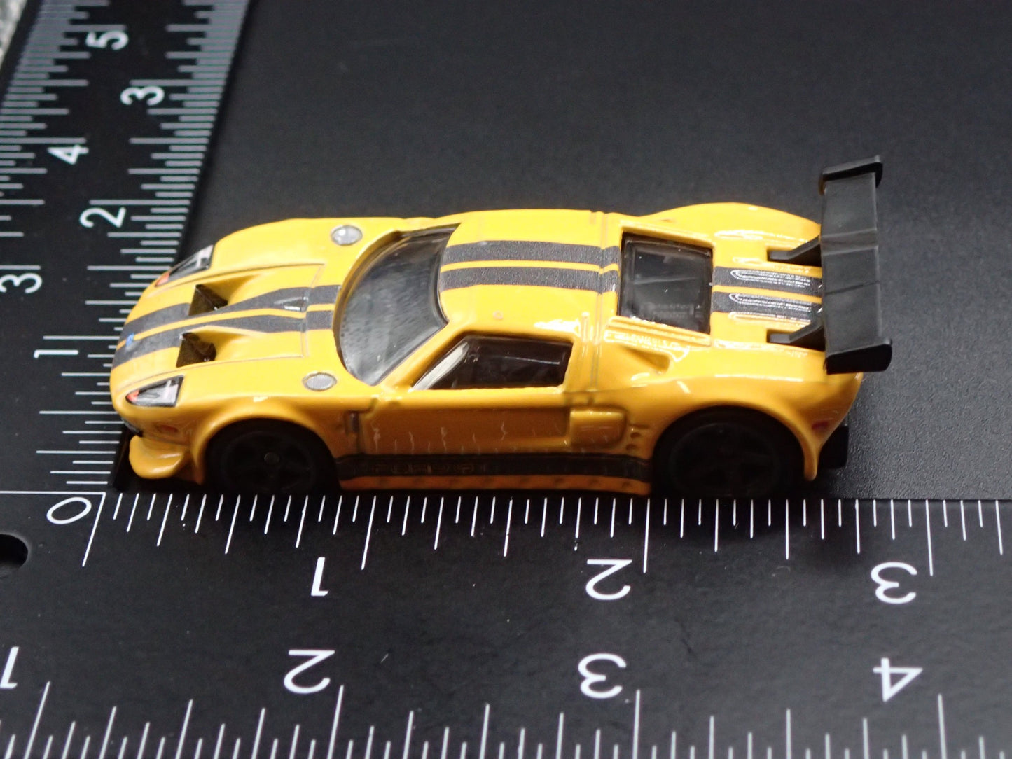 2005-2006 FORD GT YELLOW 1:64 SCALE COLLECTIBLE DIORAMA DIECAST MODEL CAR