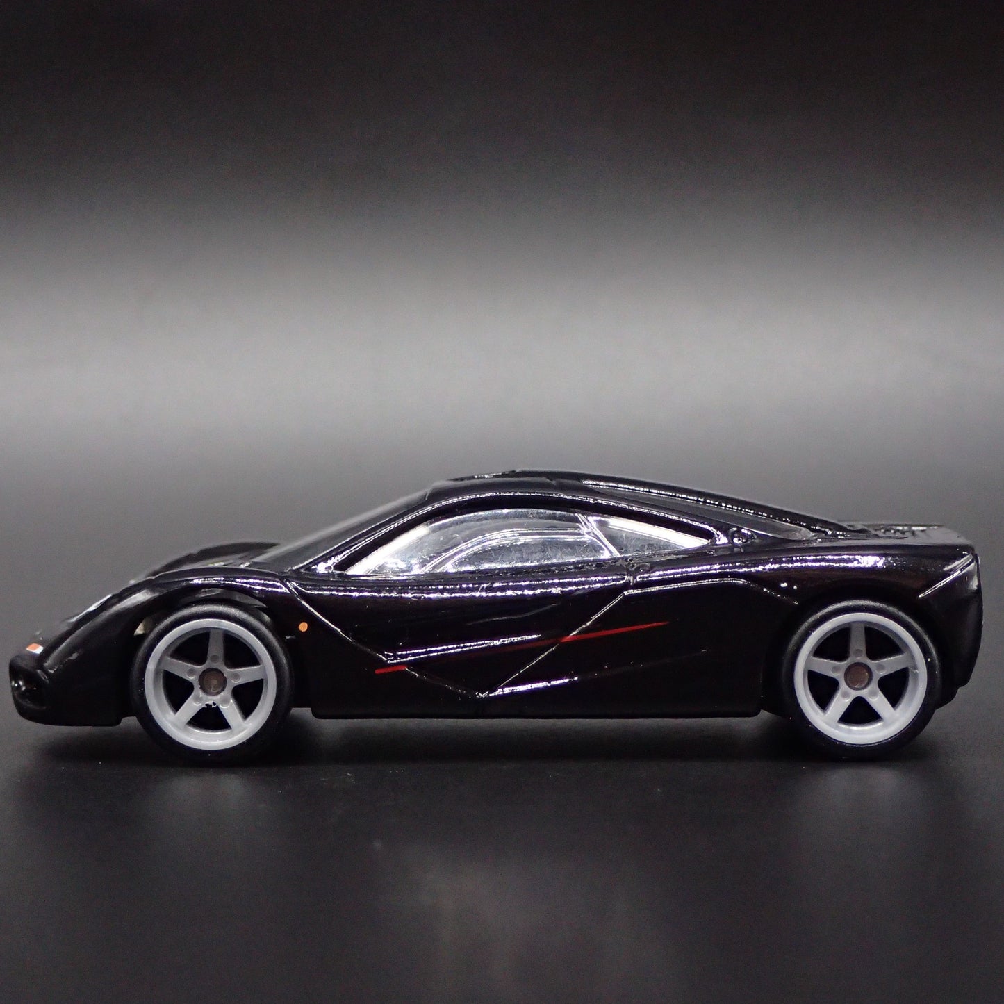 1992-1998 MCLAREN F1 SUPER CAR 1:64 SCALE COLLECTIBLE DIORAMA DIECAST MODEL CAR