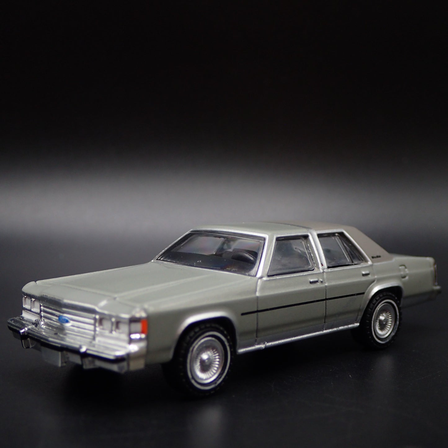 1991 91 FORD LTD CROWN VICTORIA 4 FOUR DOOR GRAY 1:64 SCALE DIORAMA MODEL CAR