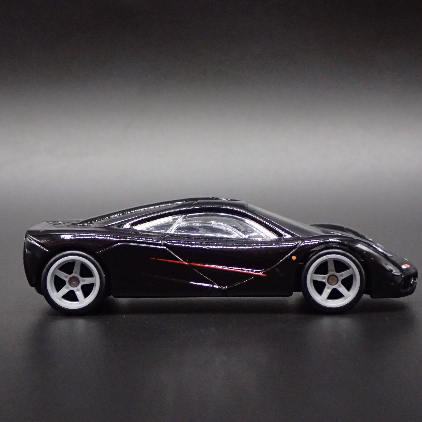 1992-1998 MCLAREN F1 SUPER CAR 1:64 SCALE COLLECTIBLE DIORAMA DIECAST MODEL CAR