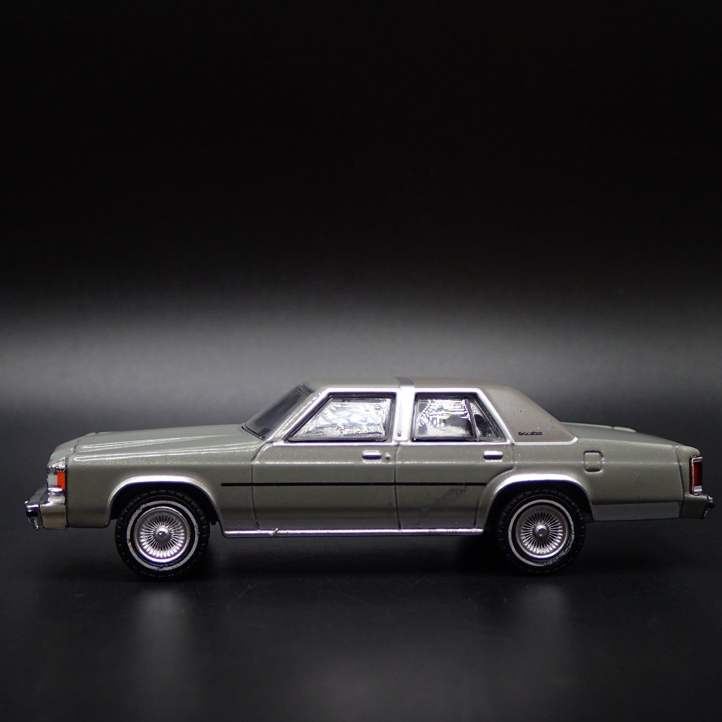 1991 91 FORD LTD CROWN VICTORIA 4 FOUR DOOR GRAY 1:64 SCALE DIORAMA MODEL CAR