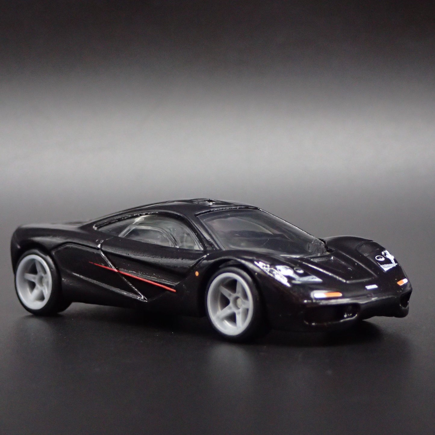 1992-1998 MCLAREN F1 SUPER CAR 1:64 SCALE COLLECTIBLE DIORAMA DIECAST MODEL CAR