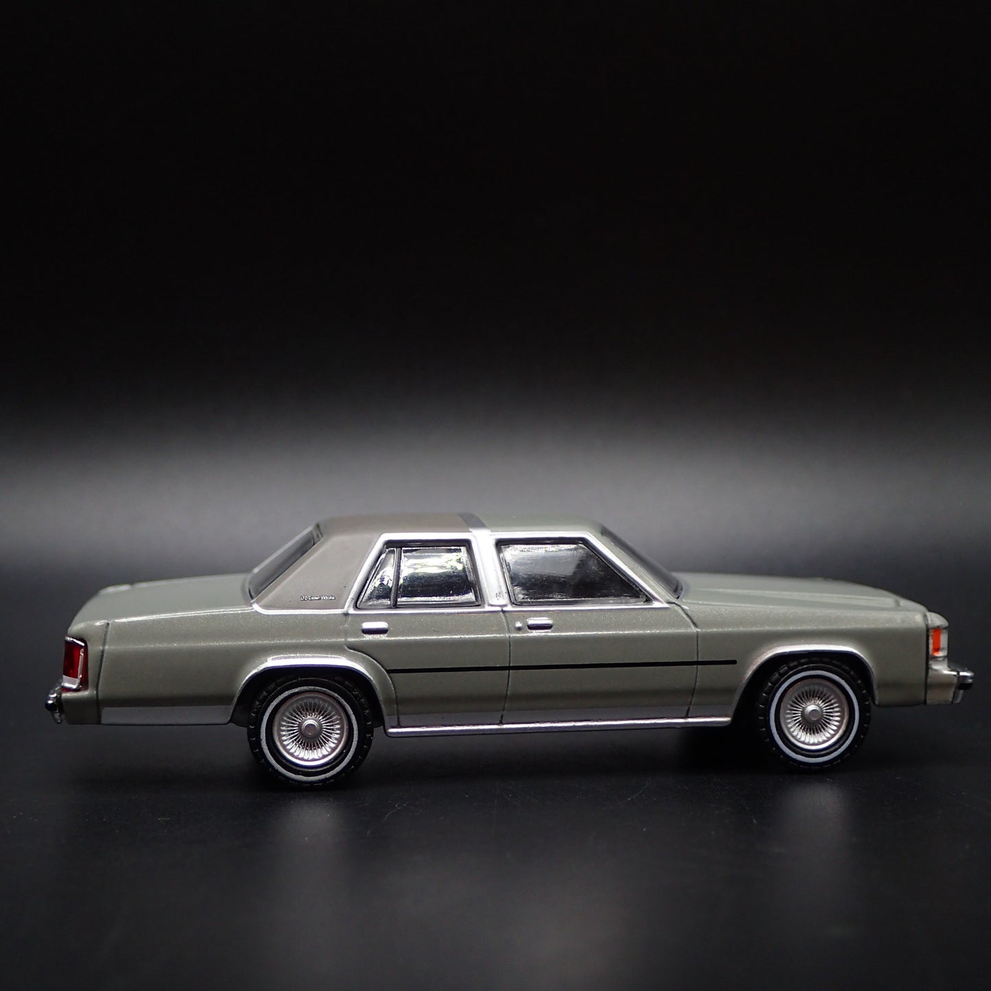 1991 91 FORD LTD CROWN VICTORIA 4 FOUR DOOR GRAY 1:64 SCALE DIORAMA MODEL CAR