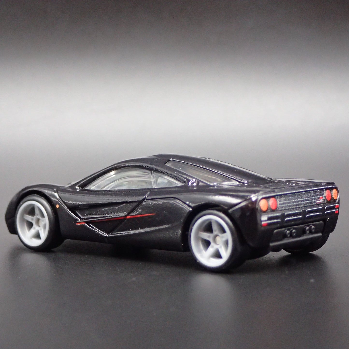 1992-1998 MCLAREN F1 SUPER CAR 1:64 SCALE COLLECTIBLE DIORAMA DIECAST MODEL CAR