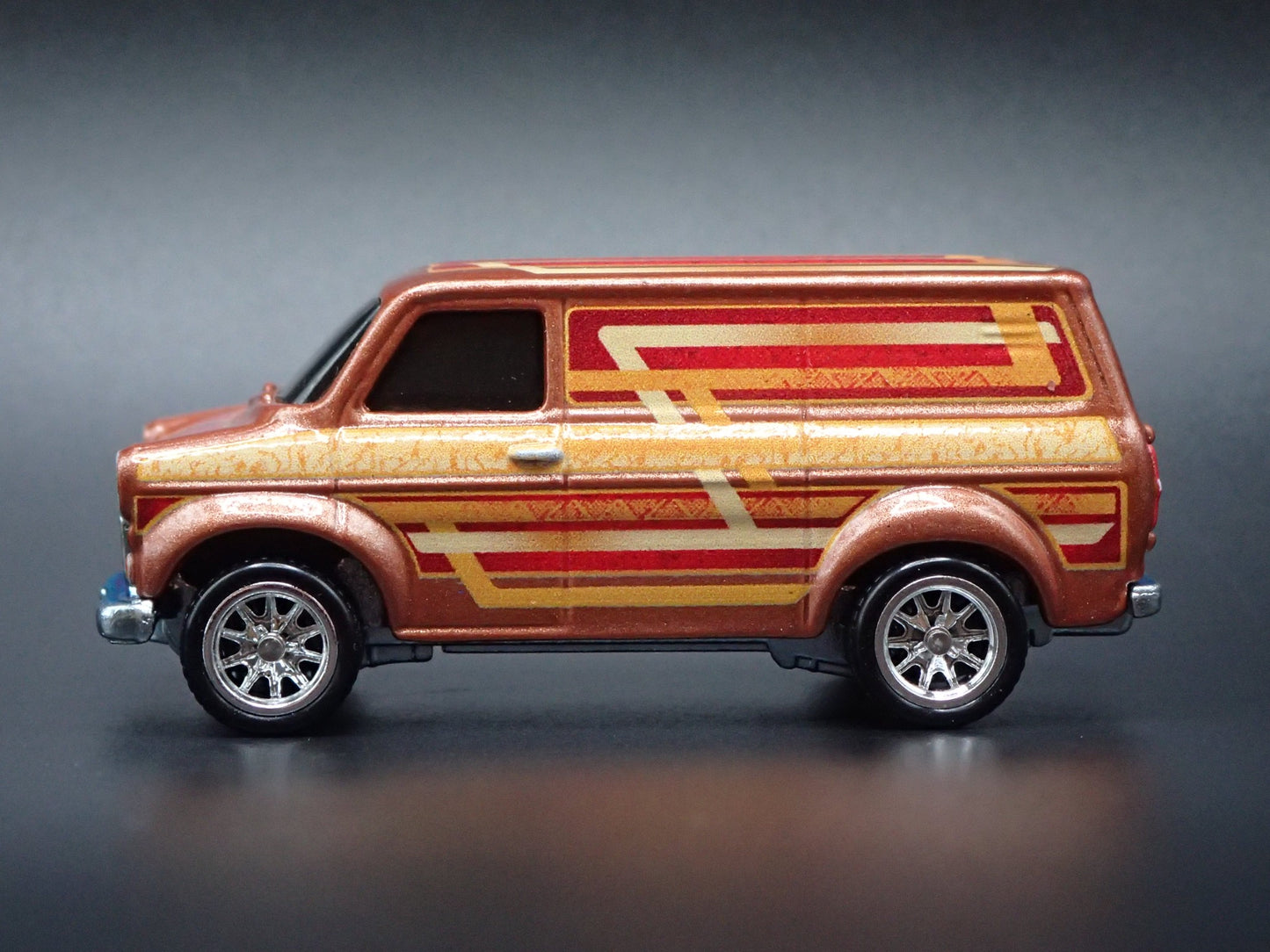 1965-1977 FORD TRANSIT SUPERVAN BROWN 1:64 SCALE DIORAMA DIECAST MODEL CAR