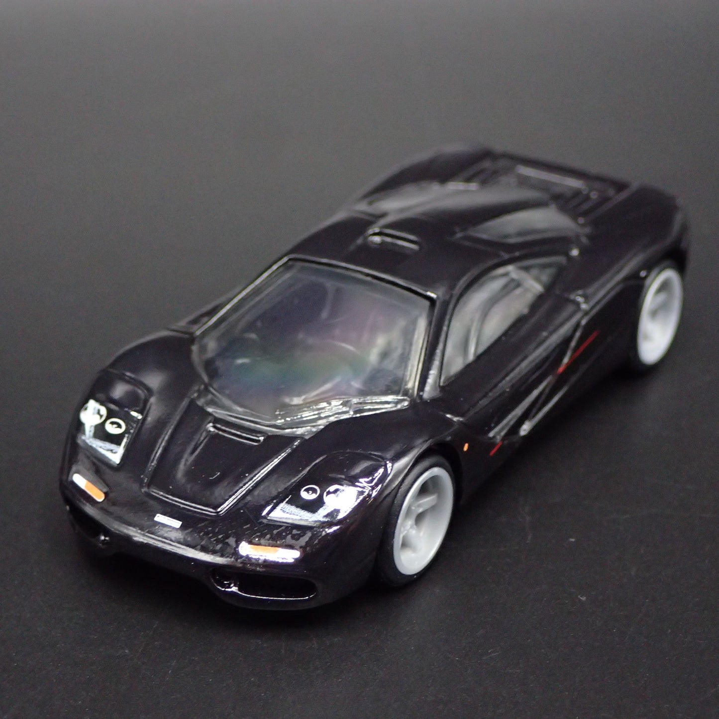 1992-1998 MCLAREN F1 SUPER CAR 1:64 SCALE COLLECTIBLE DIORAMA DIECAST MODEL CAR
