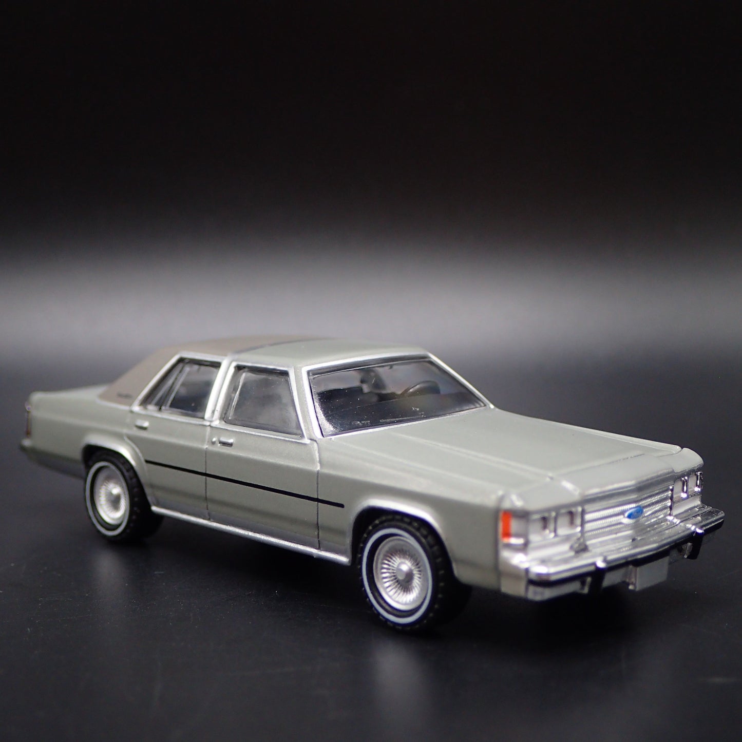 1991 91 FORD LTD CROWN VICTORIA 4 FOUR DOOR GRAY 1:64 SCALE DIORAMA MODEL CAR