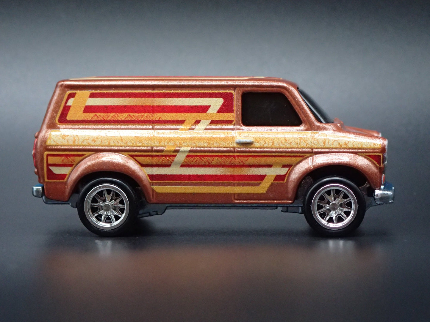 1965-1977 FORD TRANSIT SUPERVAN BROWN 1:64 SCALE DIORAMA DIECAST MODEL CAR