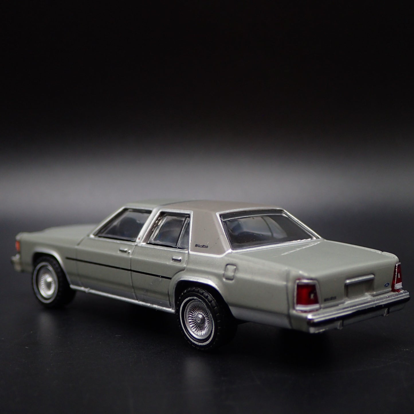1991 91 FORD LTD CROWN VICTORIA 4 FOUR DOOR GRAY 1:64 SCALE DIORAMA MODEL CAR
