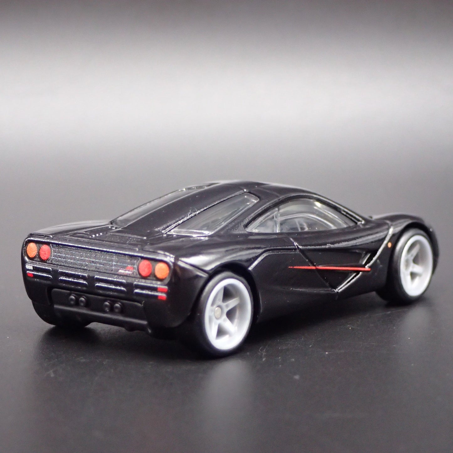1992-1998 MCLAREN F1 SUPER CAR 1:64 SCALE COLLECTIBLE DIORAMA DIECAST MODEL CAR
