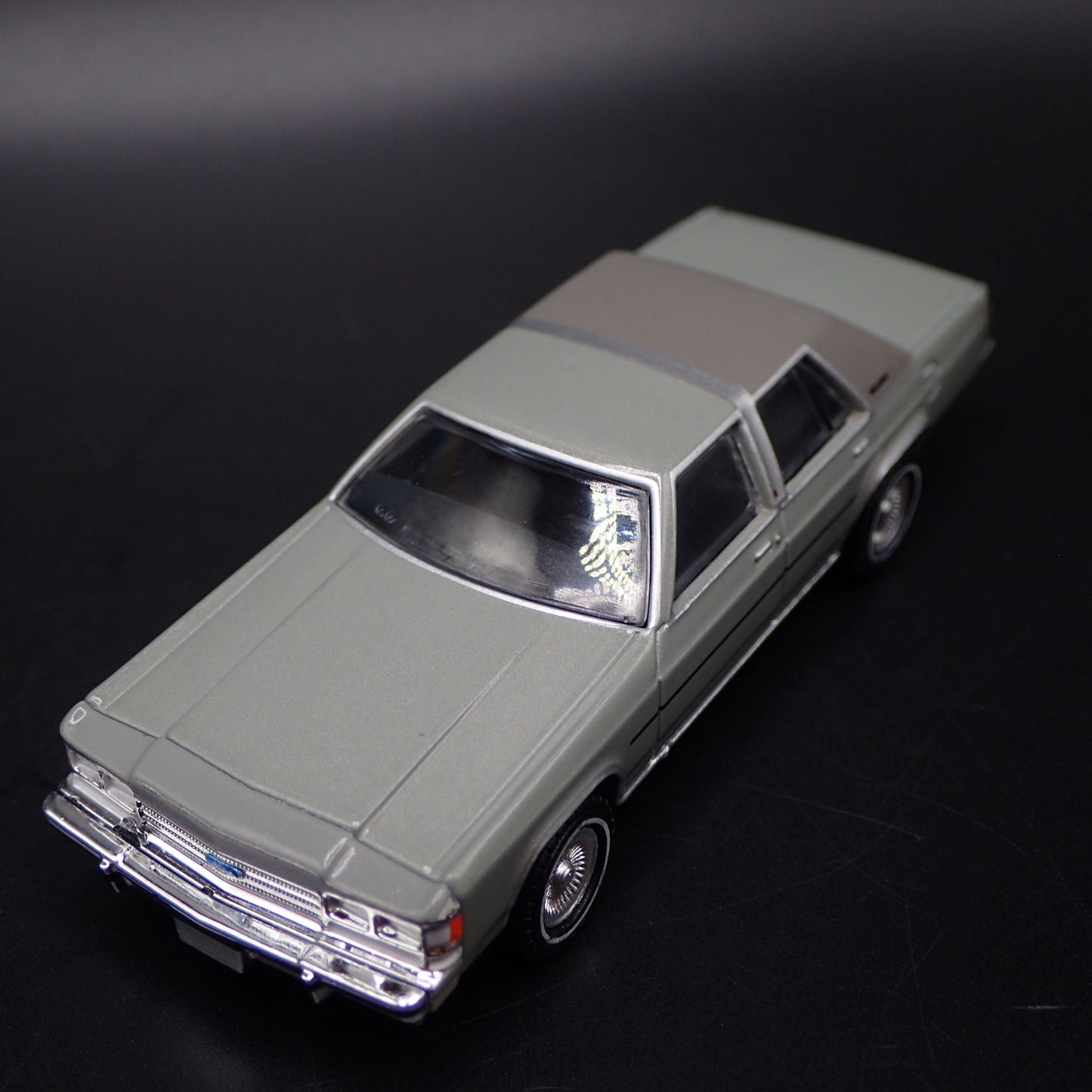 1991 91 FORD LTD CROWN VICTORIA 4 FOUR DOOR GRAY 1:64 SCALE DIORAMA MODEL CAR