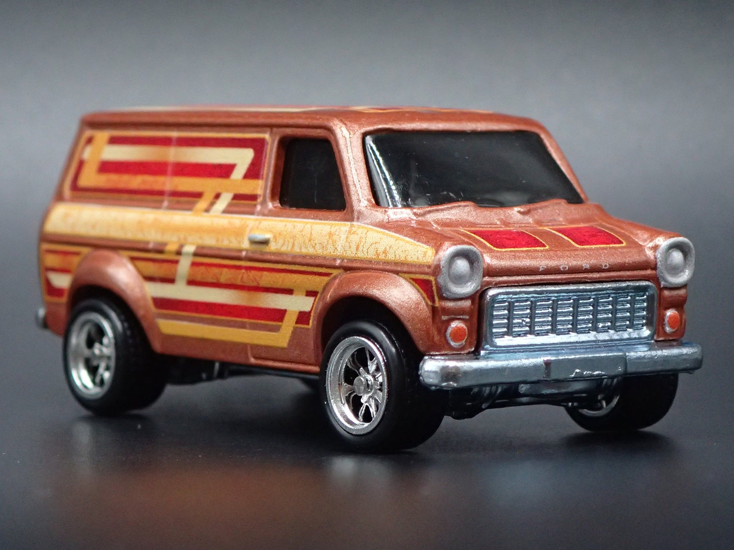1965-1977 FORD TRANSIT SUPERVAN BROWN 1:64 SCALE DIORAMA DIECAST MODEL CAR