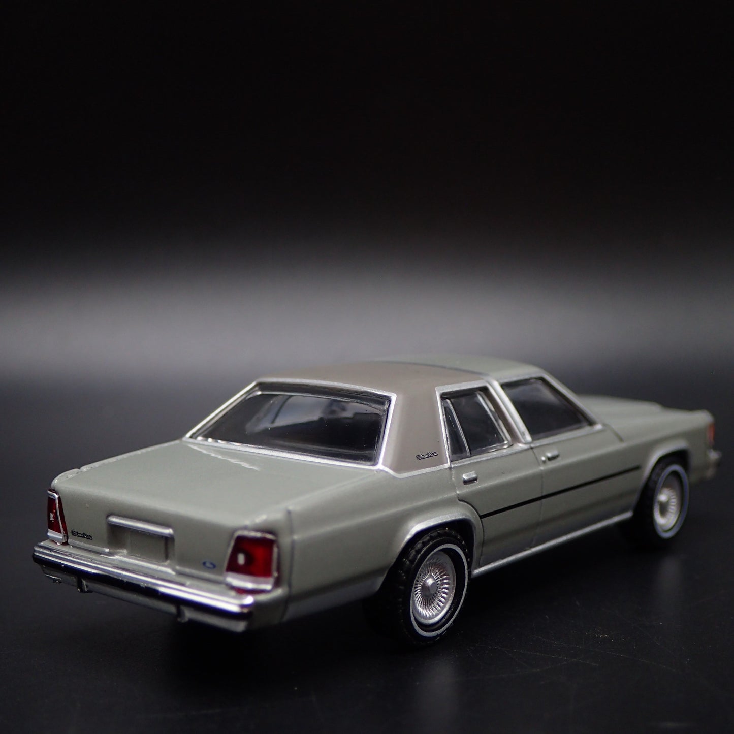 1991 91 FORD LTD CROWN VICTORIA 4 FOUR DOOR GRAY 1:64 SCALE DIORAMA MODEL CAR