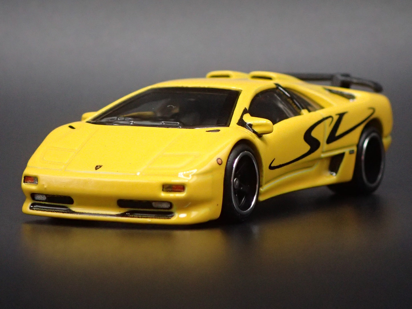 1995 95 LAMBORGHINI DIABLO SV SUPER CAR 1/64 SCALE DIORAMA DIECAST MODEL CAR
