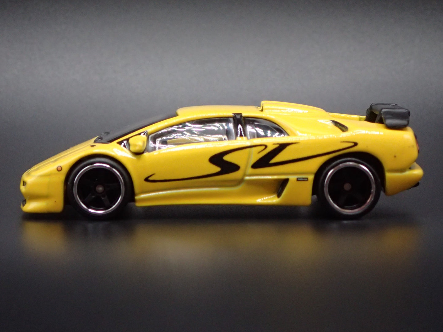 1995 95 LAMBORGHINI DIABLO SV SUPER CAR 1/64 SCALE DIORAMA DIECAST MODEL CAR