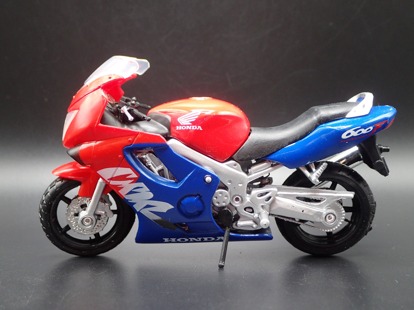 HONDA CBR 600F4 SPORTS BIKE MOTORCYCLE RED 1/18 SCALE DIORAMA DIECAST MODEL BIKE