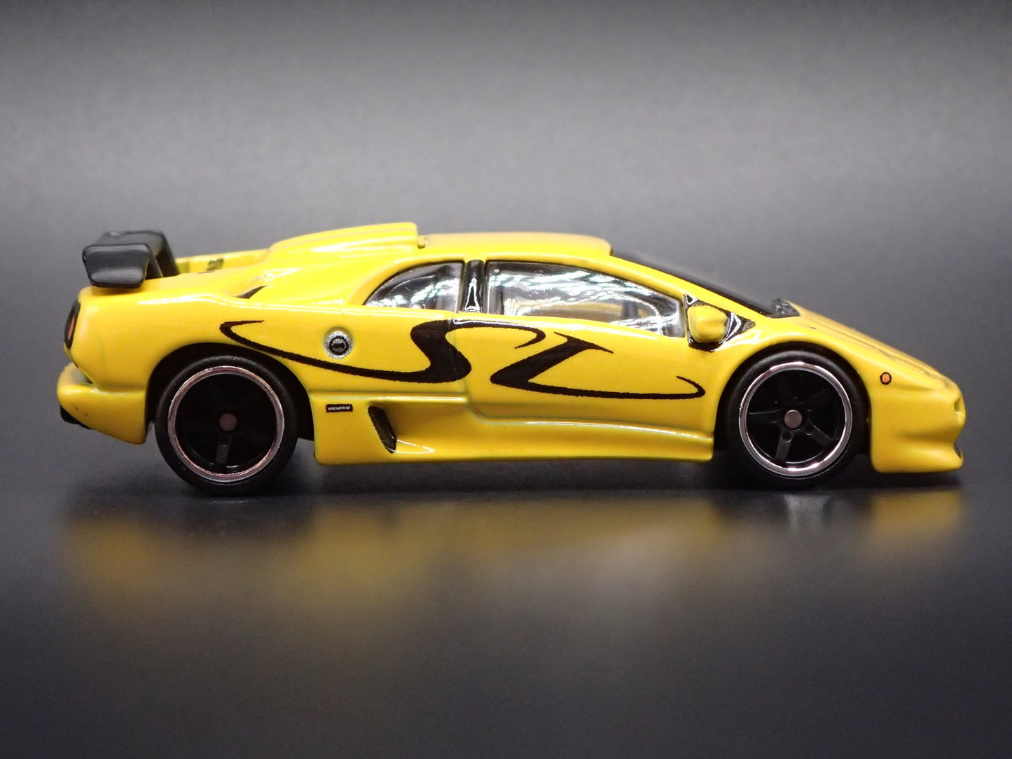 1995 95 LAMBORGHINI DIABLO SV SUPER CAR 1/64 SCALE DIORAMA DIECAST MODEL CAR