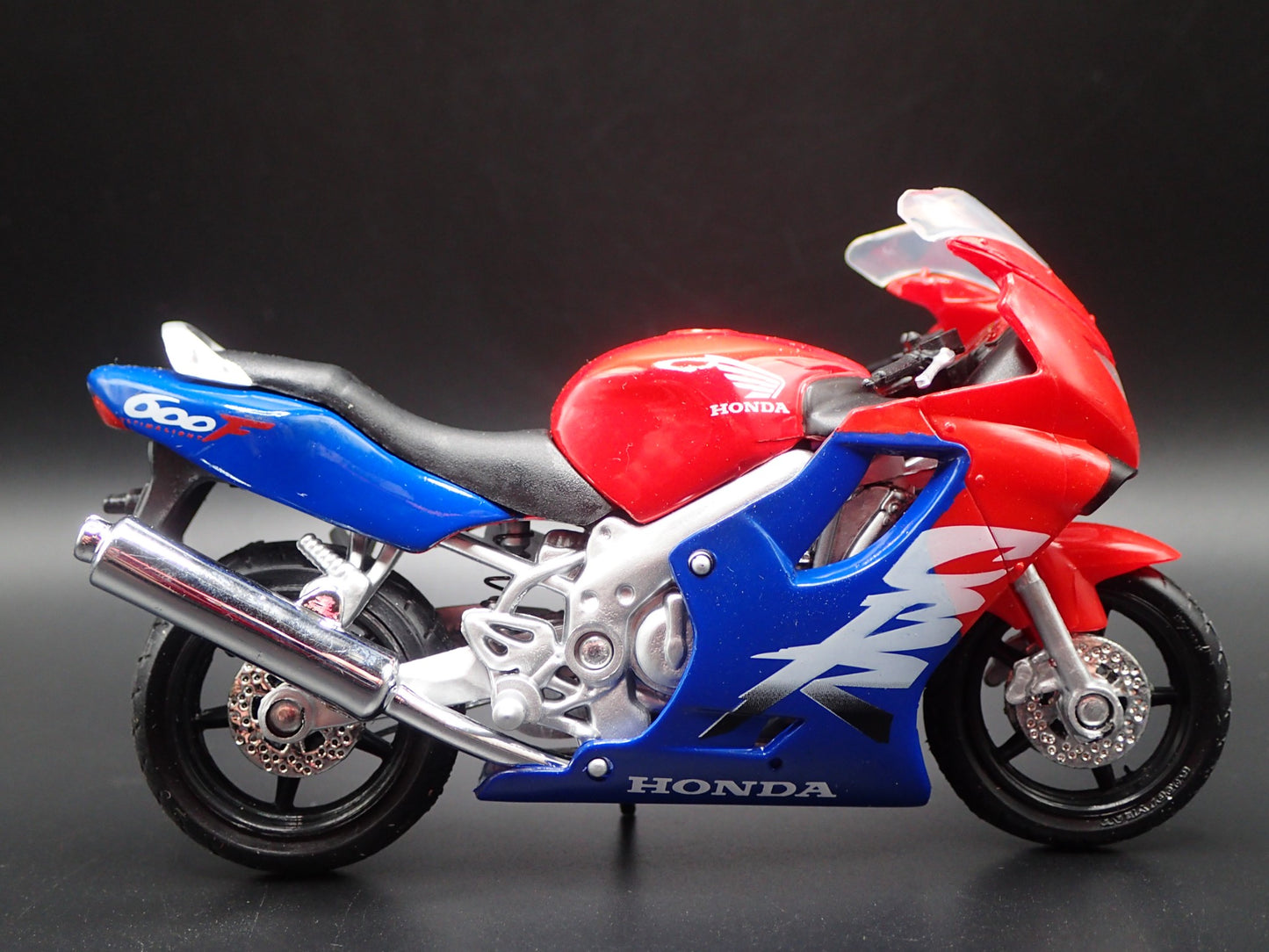 HONDA CBR 600F4 SPORTS BIKE MOTORCYCLE RED 1/18 SCALE DIORAMA DIECAST MODEL BIKE