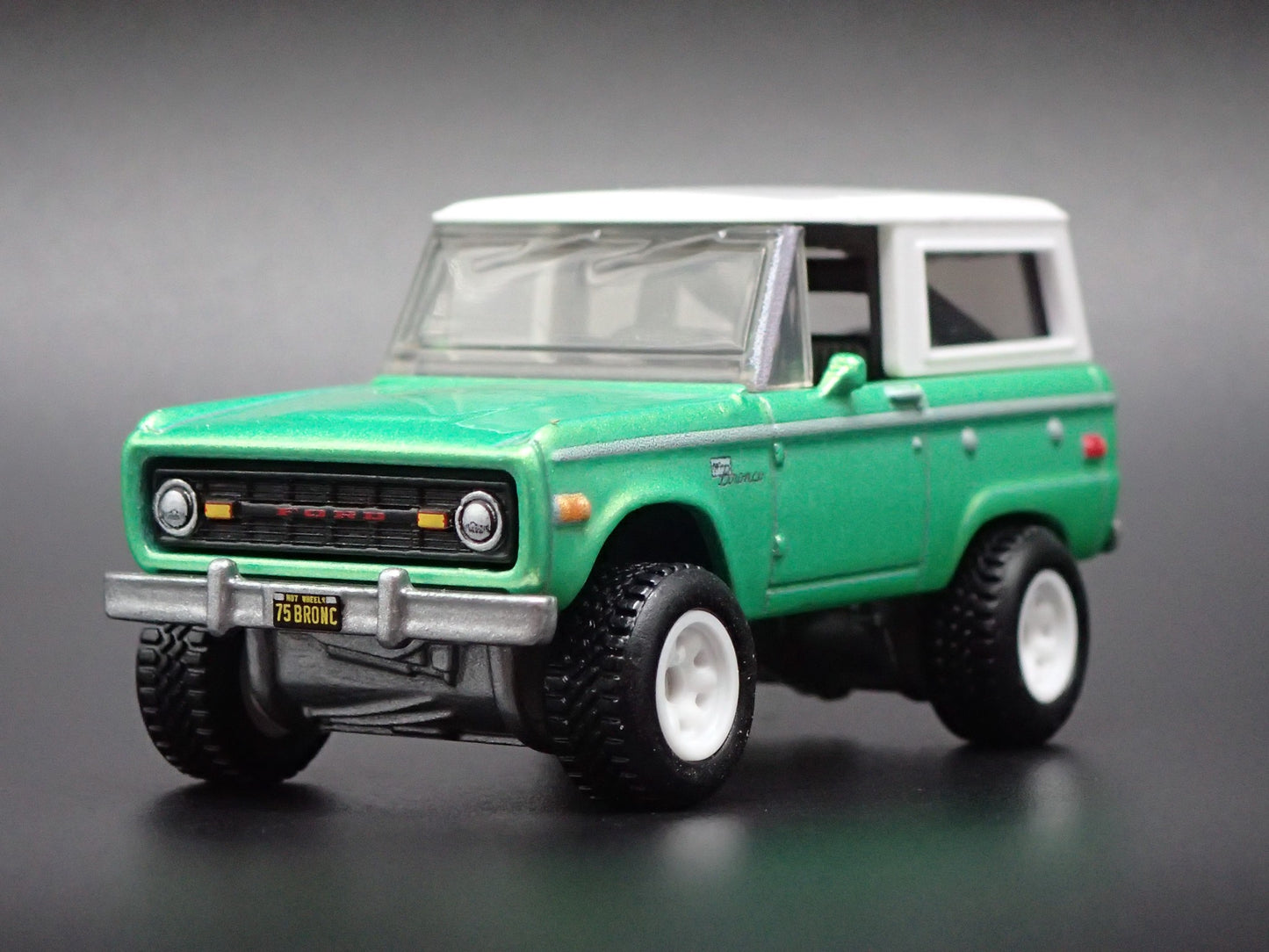 1975 75 FORD BRONCO GREEN 1/64 SCALE COLLECTIBLE DIORAMA DIECAST MODEL CAR