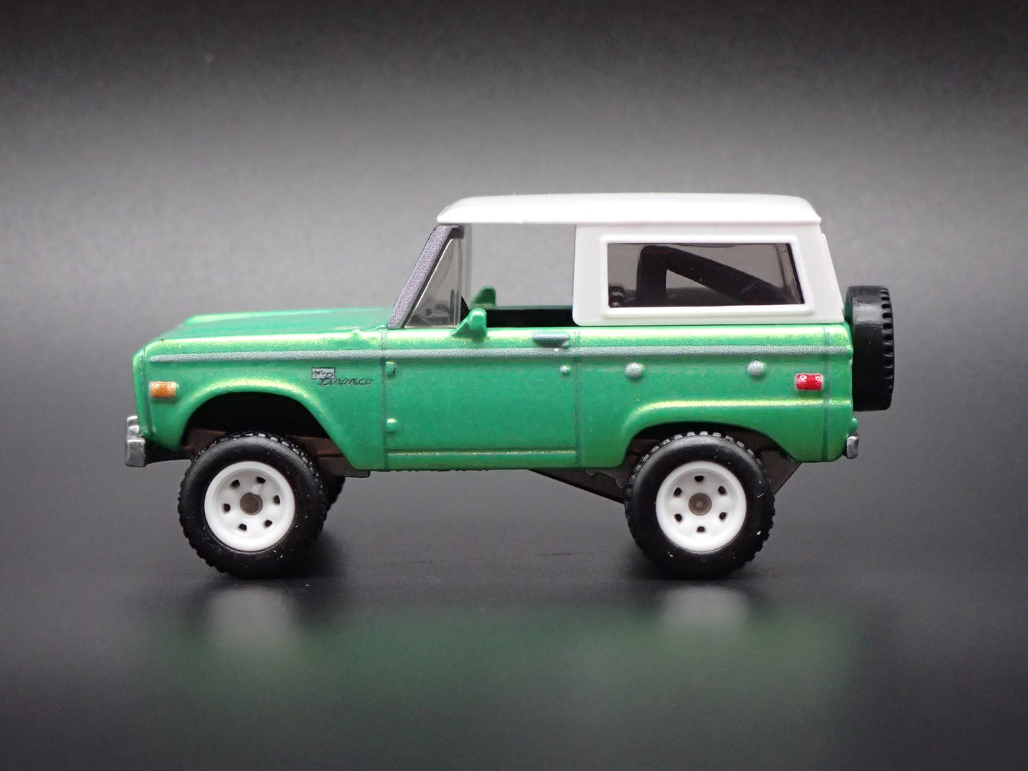1975 75 FORD BRONCO GREEN 1/64 SCALE COLLECTIBLE DIORAMA DIECAST MODEL CAR