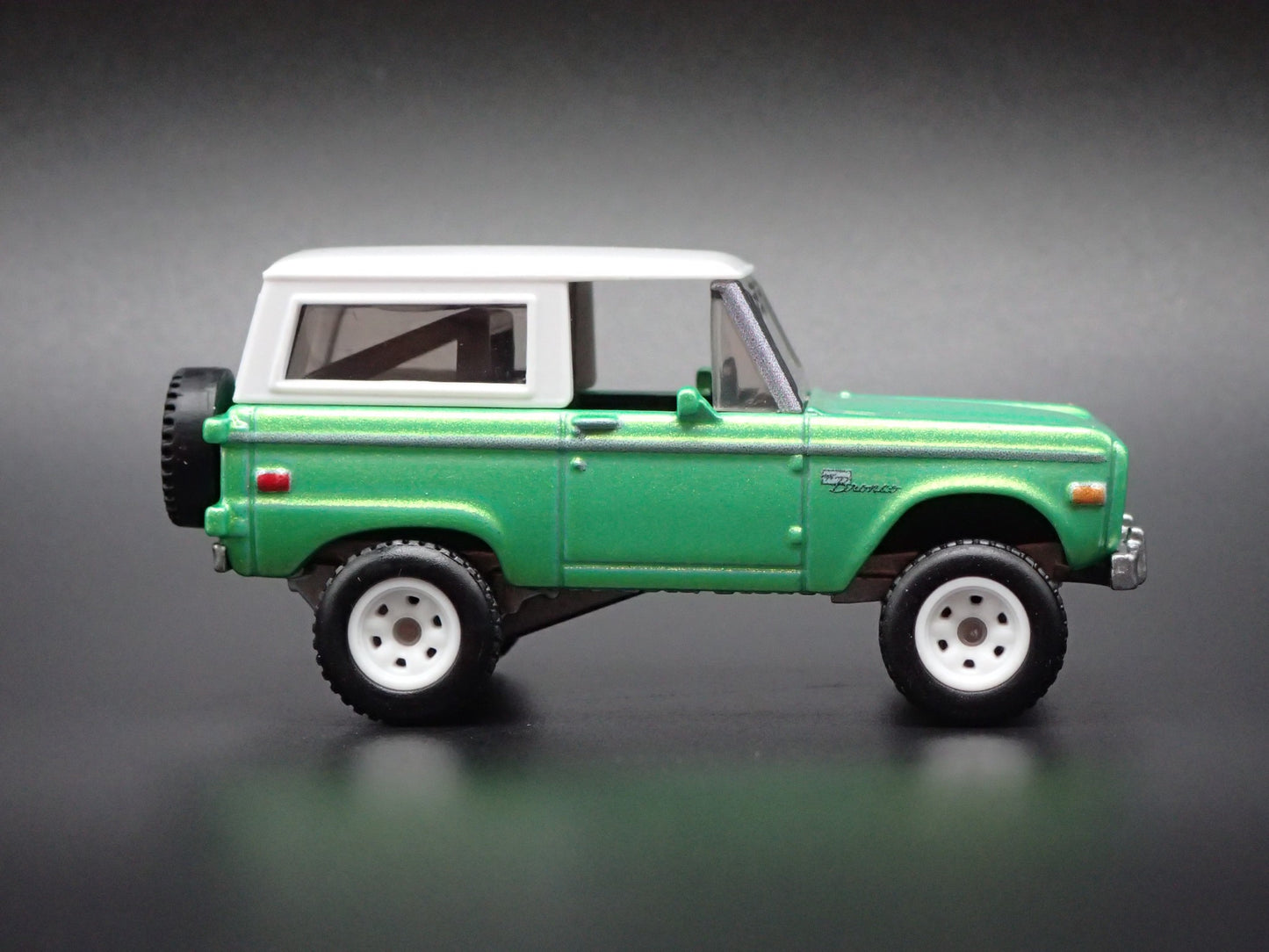 1975 75 FORD BRONCO GREEN 1/64 SCALE COLLECTIBLE DIORAMA DIECAST MODEL CAR
