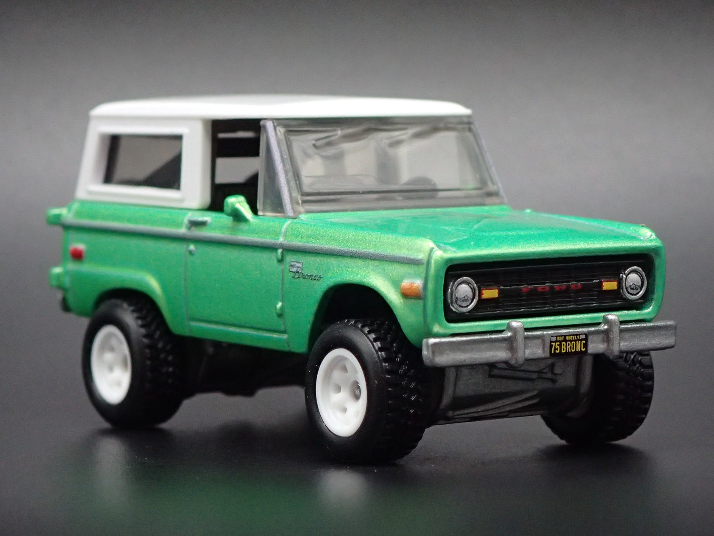 1975 75 FORD BRONCO GREEN 1/64 SCALE COLLECTIBLE DIORAMA DIECAST MODEL CAR