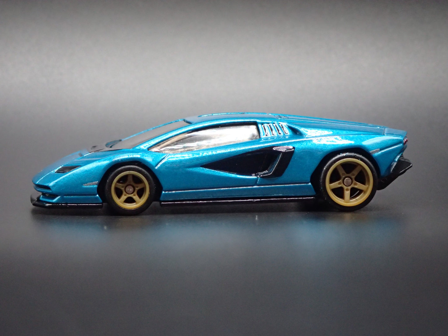 2021 21 LAMBORGHINI COUNTACH LPI 800-4 1:64 SCALE COLLECTIBLE DIECAST MODEL CAR