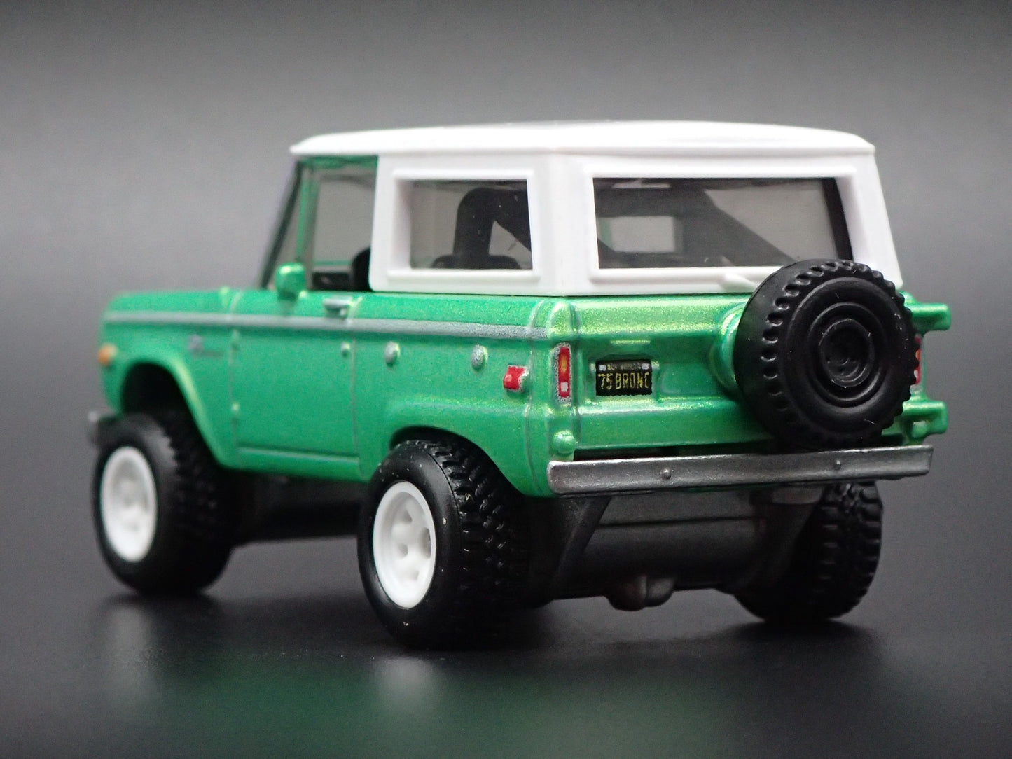 1975 75 FORD BRONCO GREEN 1/64 SCALE COLLECTIBLE DIORAMA DIECAST MODEL CAR