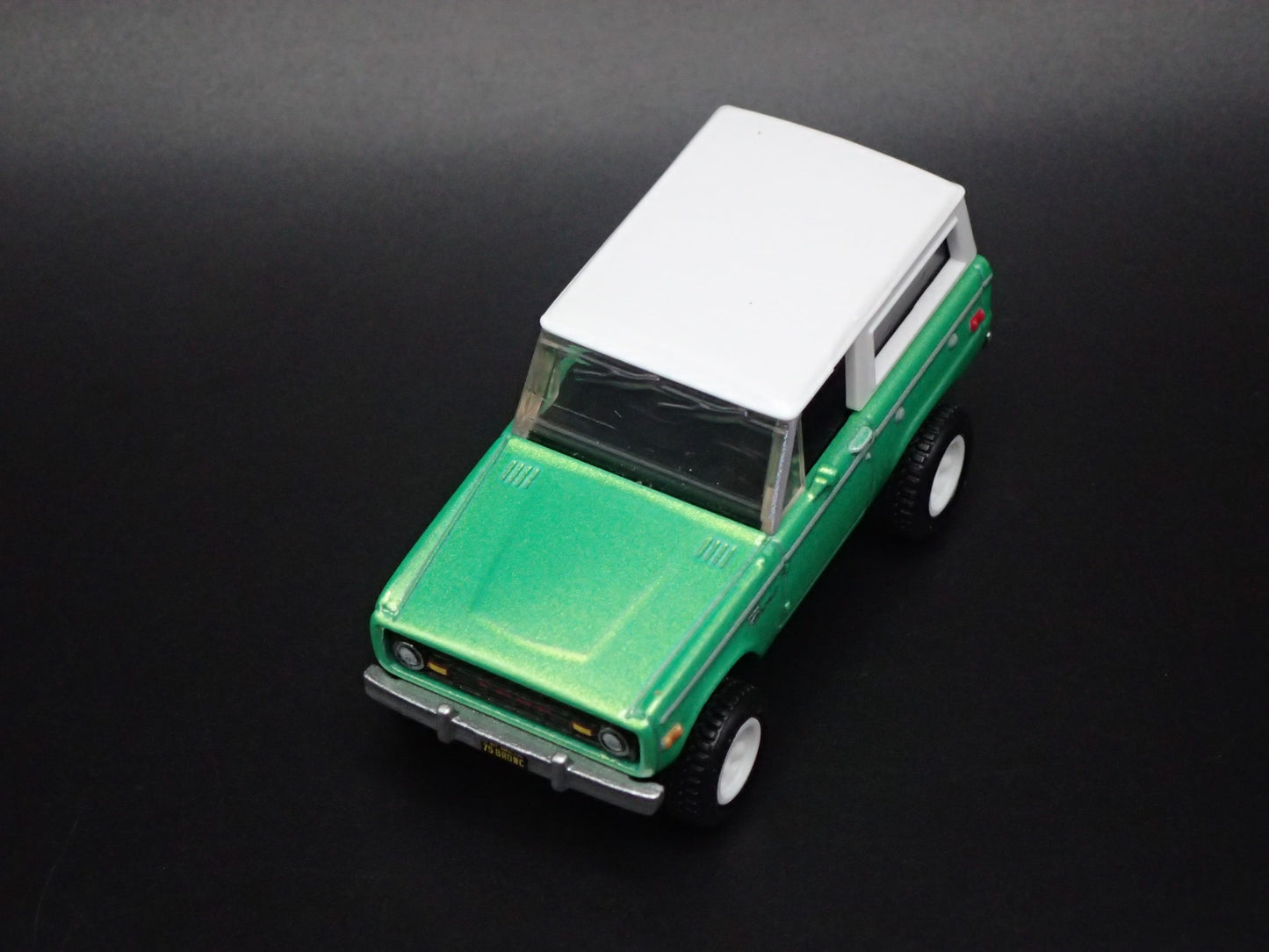 1975 75 FORD BRONCO GREEN 1/64 SCALE COLLECTIBLE DIORAMA DIECAST MODEL CAR