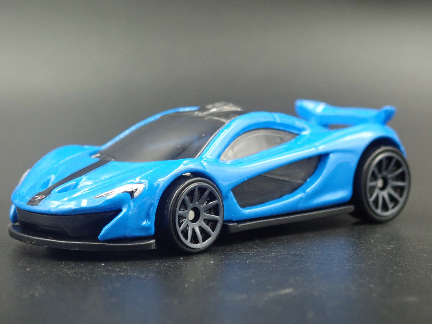 2013-2015 MCLAREN P1 SUPER CAR BLUE 1:64 SCALE DIORAMA DIECAST MODEL CAR
